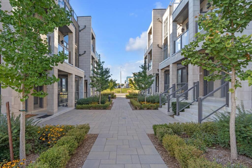 Designer Yorkdale 2br Townhouse, Private Patio, Parking *