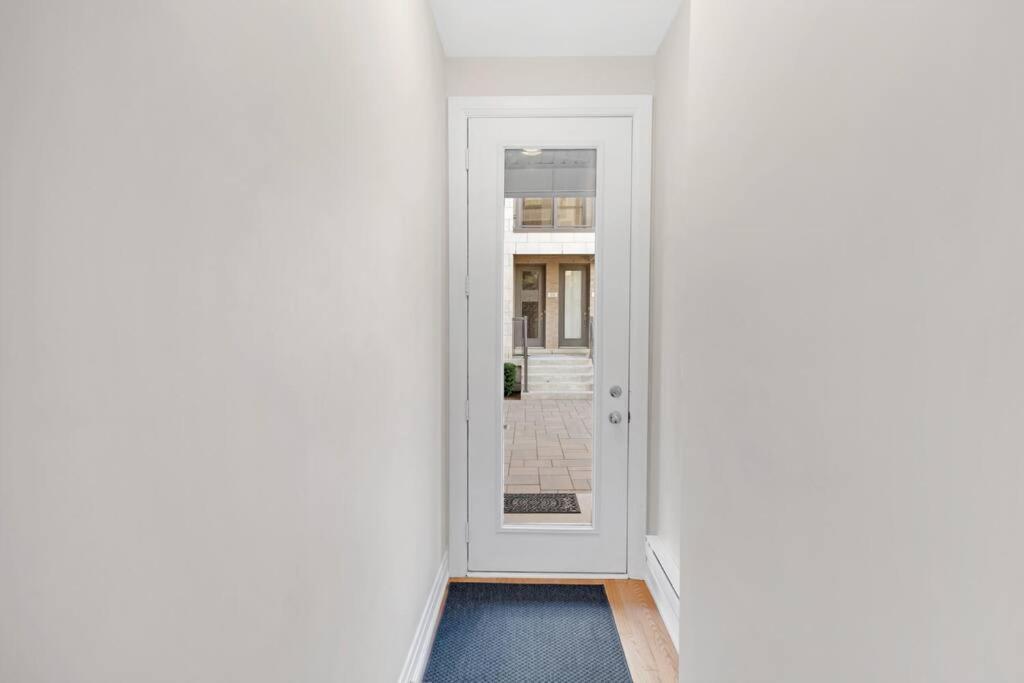 Designer Yorkdale 2br Townhouse, Private Patio, Parking Toronto