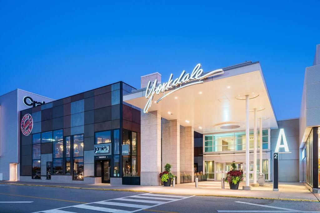 Designer Yorkdale 2br Townhouse, Private Patio, Parking Apartment