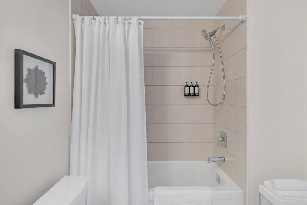 Apartment Designer Yorkdale 2br Townhouse, Private Patio, Parking