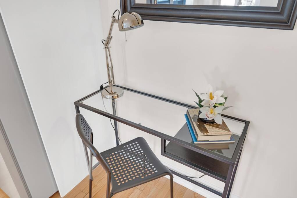Designer Yorkdale 2br Townhouse, Private Patio, Parking Apartment Toronto