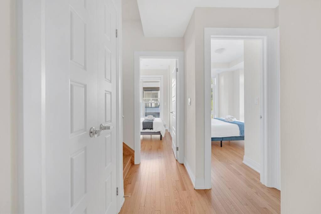 Designer Yorkdale 2br Townhouse, Private Patio, Parking *
