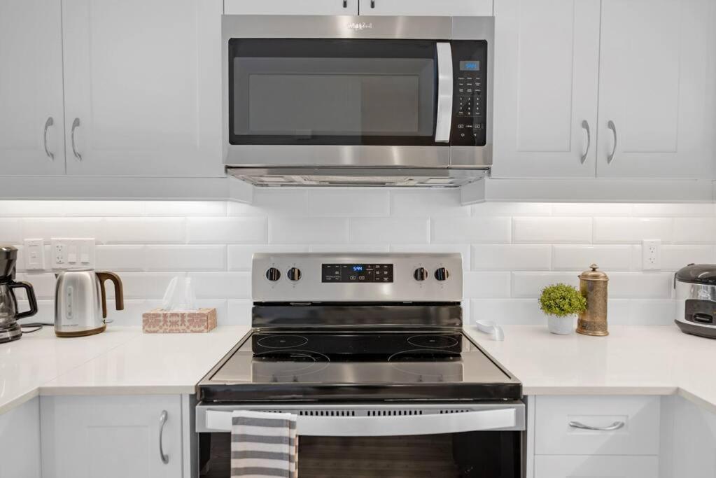 Designer Yorkdale 2br Townhouse, Private Patio, Parking Toronto