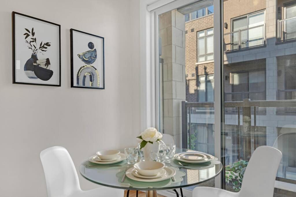 Designer Yorkdale 2br Townhouse, Private Patio, Parking Apartment *