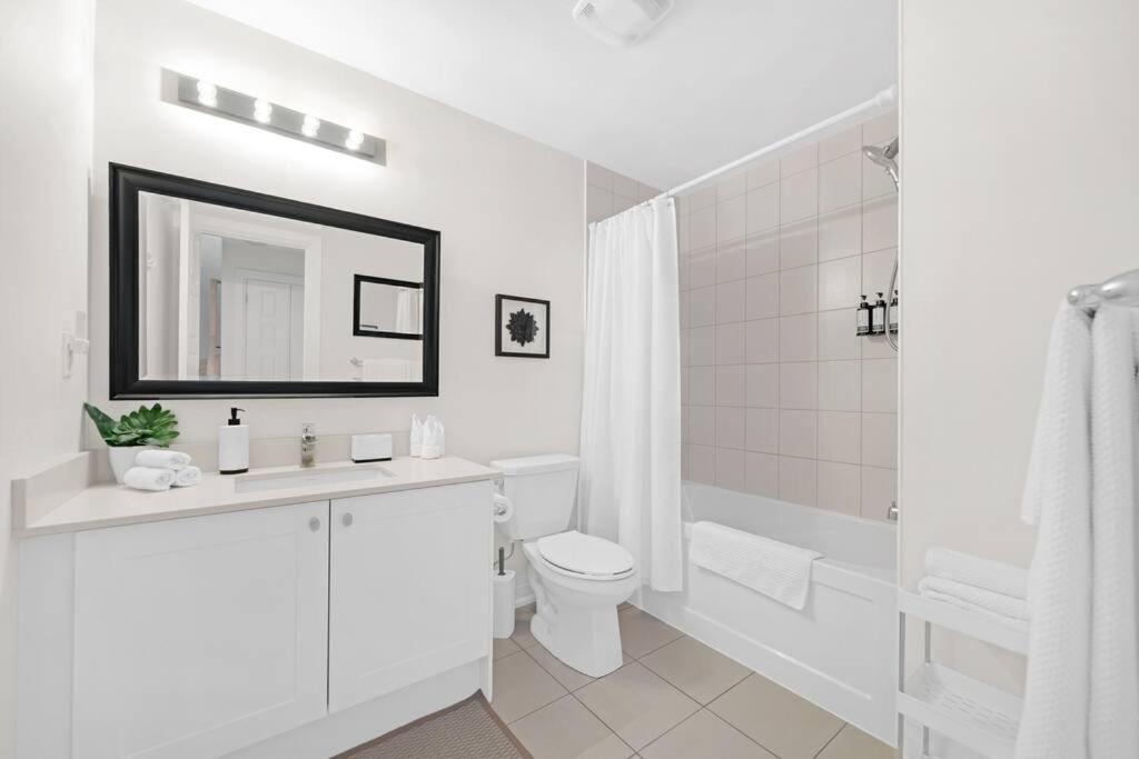 Designer Yorkdale 2br Townhouse, Private Patio, Parking Toronto