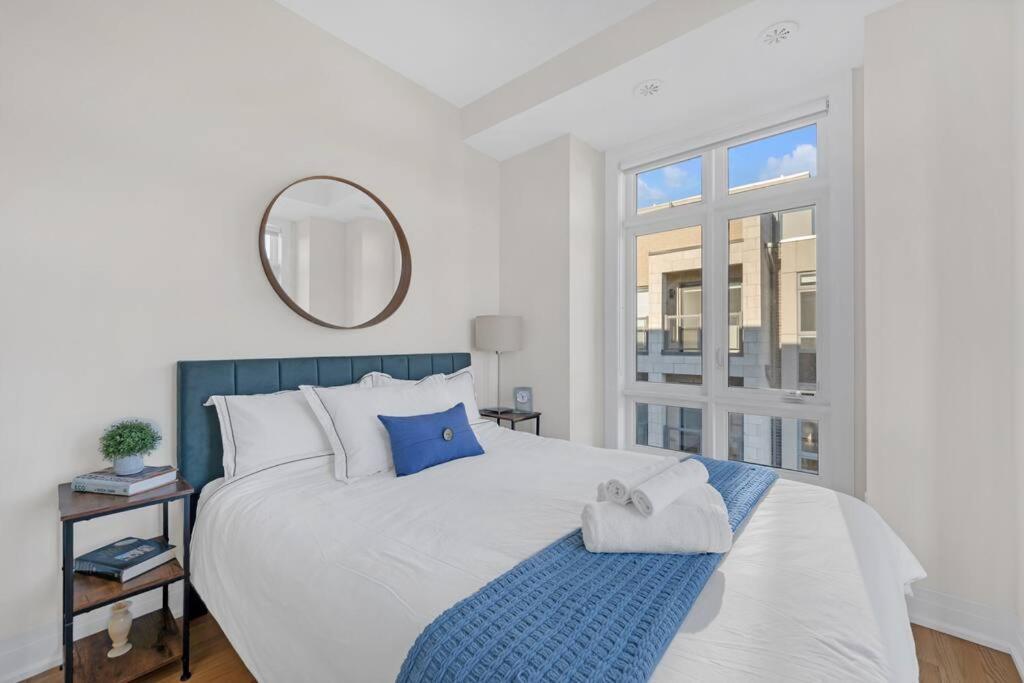 Designer Yorkdale 2br Townhouse, Private Patio, Parking * Toronto