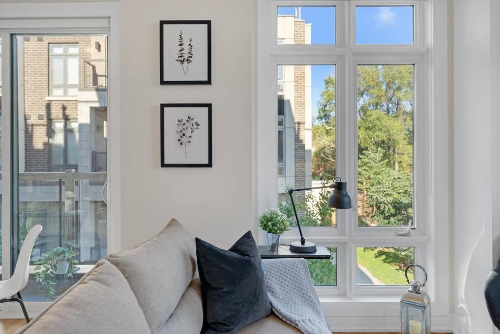 Designer Yorkdale 2br Townhouse, Private Patio, Parking Apartment
