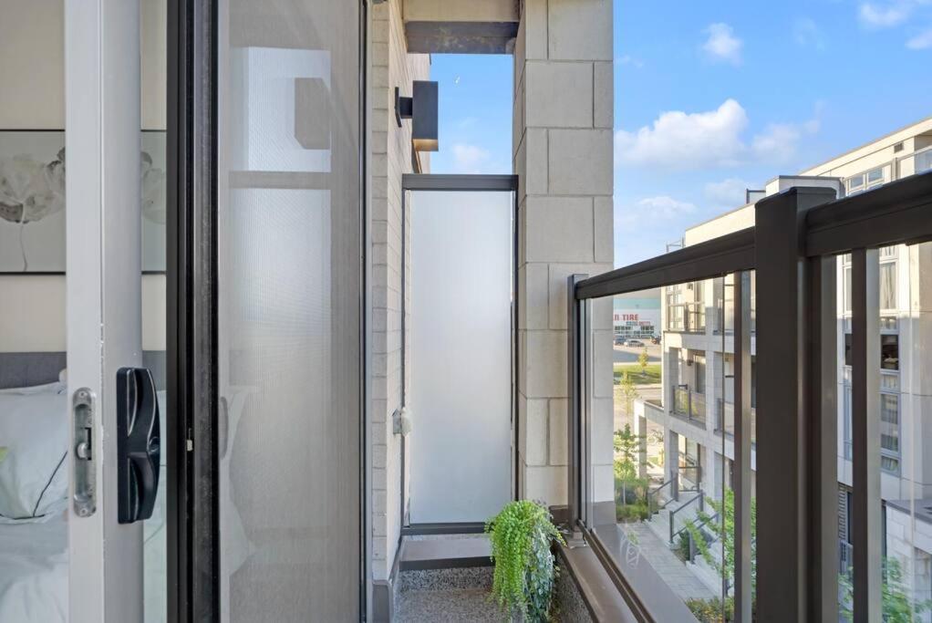 Apartment Designer Yorkdale 2br Townhouse, Private Patio, Parking *