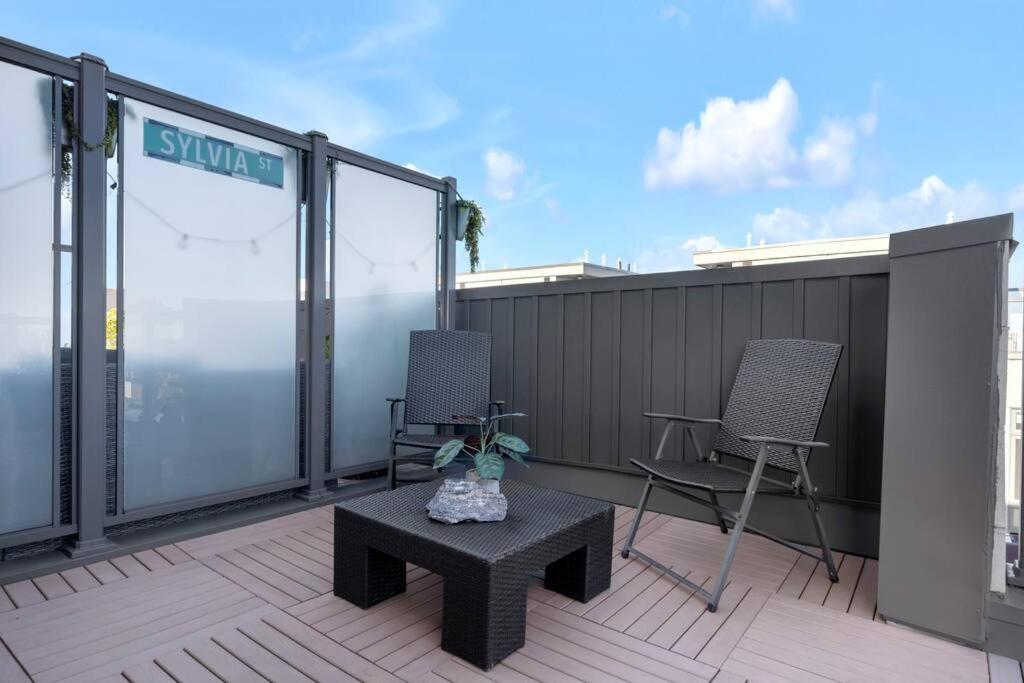 Designer Yorkdale 2br Townhouse, Private Patio, Parking *
