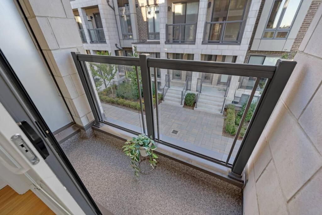 Designer Yorkdale 2br Townhouse, Private Patio, Parking Apartment