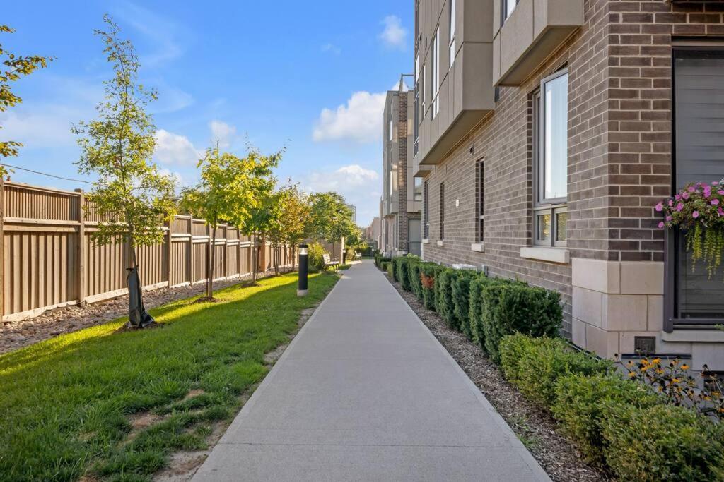 Designer Yorkdale 2br Townhouse, Private Patio, Parking Apartment *