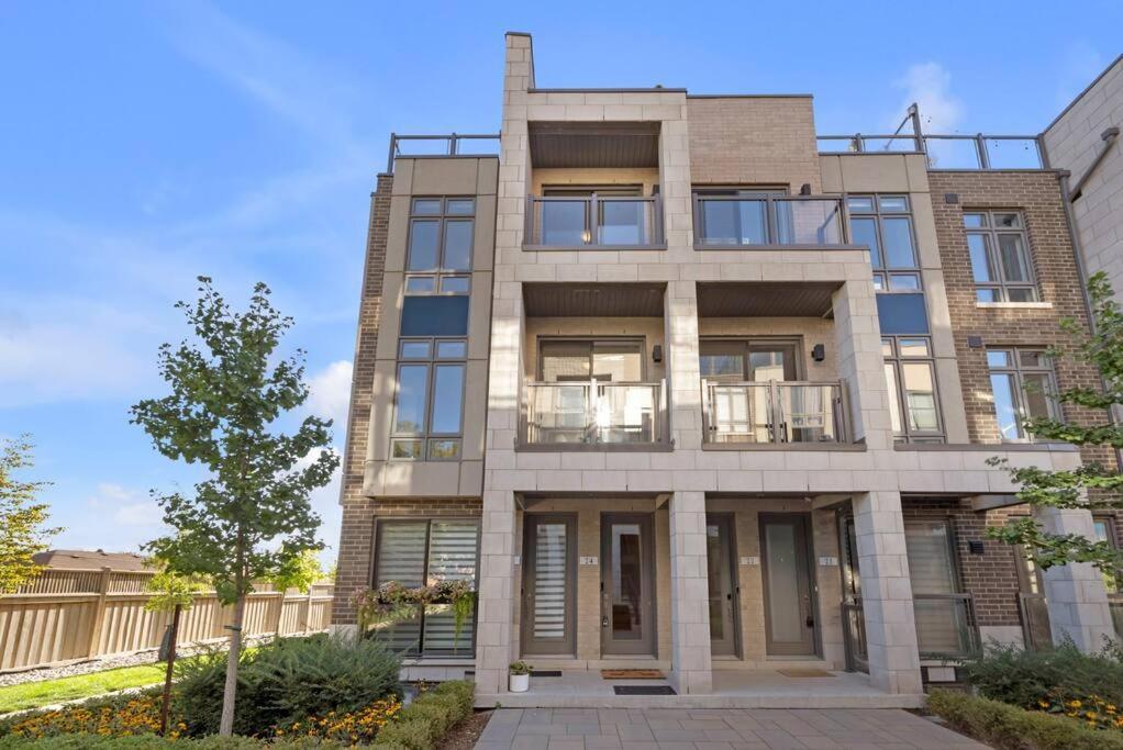 Designer Yorkdale 2br Townhouse, Private Patio, Parking Apartment Toronto