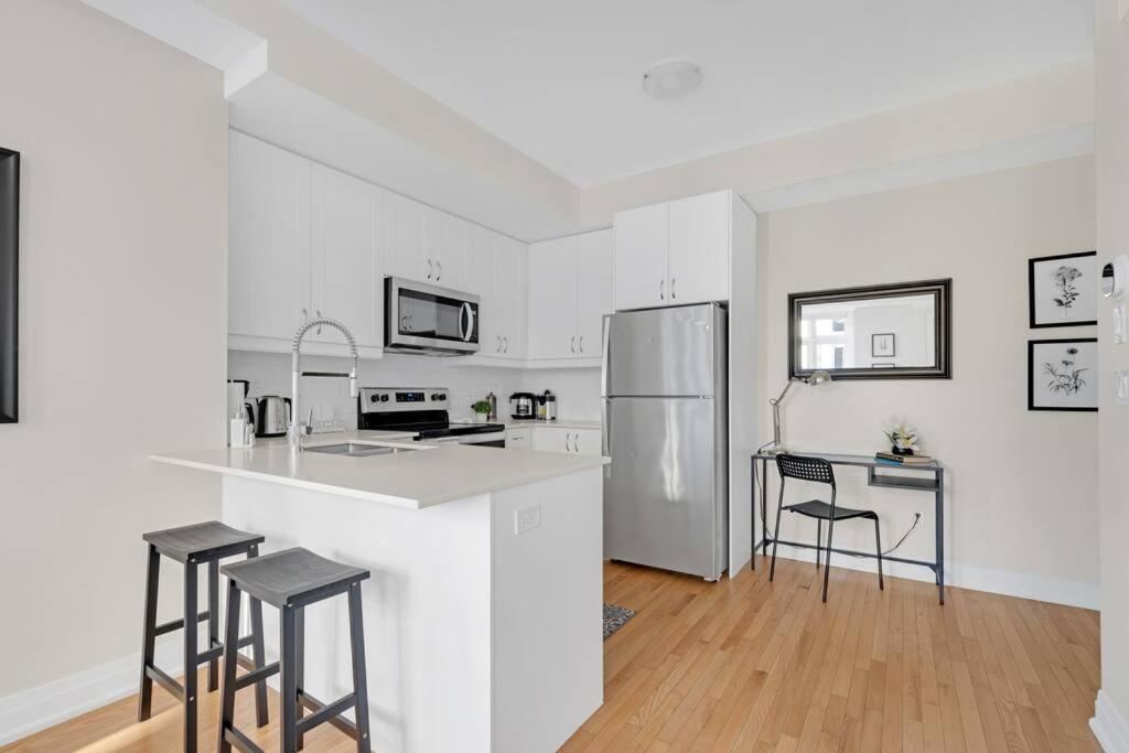 Apartment Designer Yorkdale 2br Townhouse, Private Patio, Parking Toronto