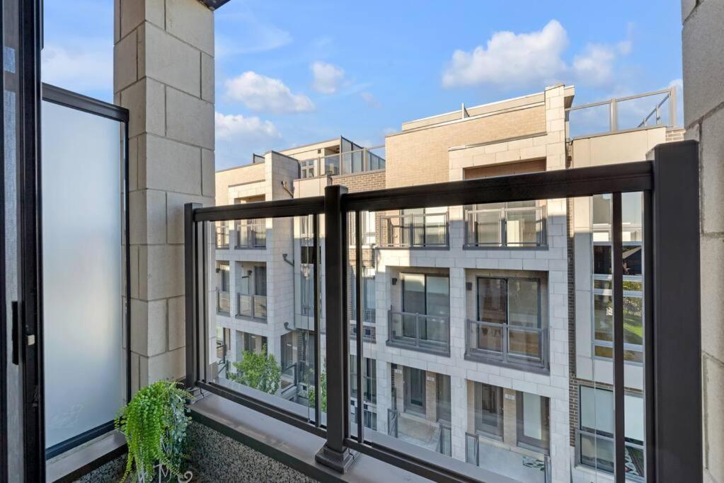 Designer Yorkdale 2br Townhouse, Private Patio, Parking Toronto