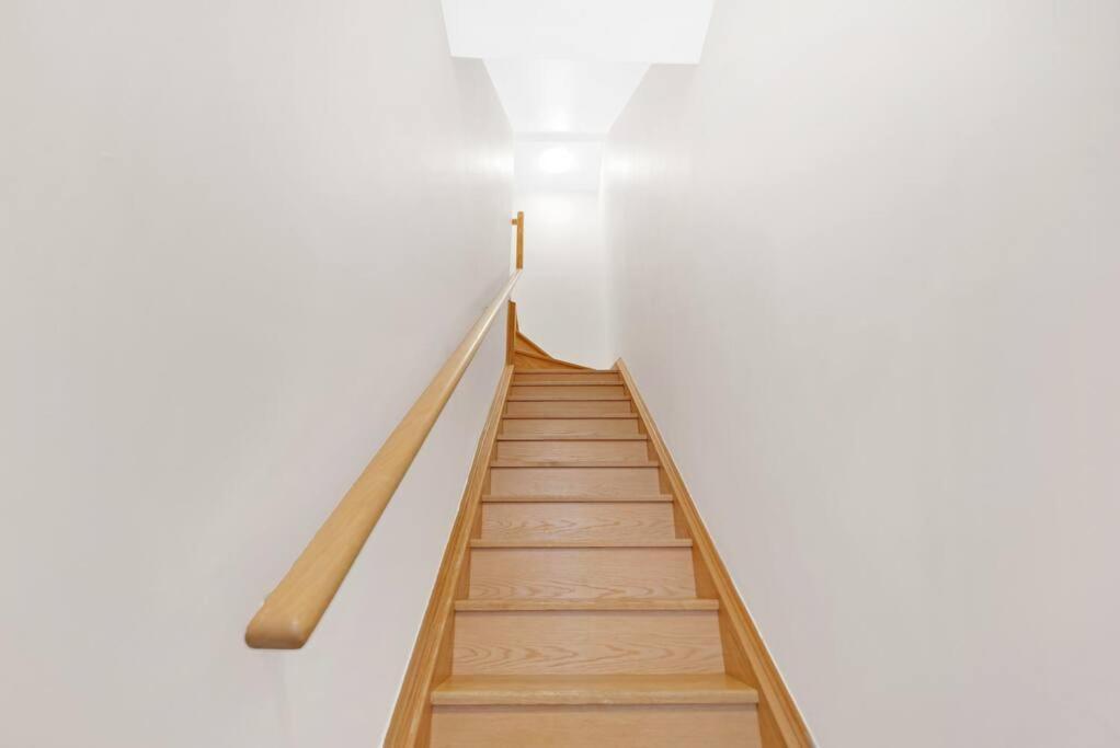 Apartment Designer Yorkdale 2br Townhouse, Private Patio, Parking