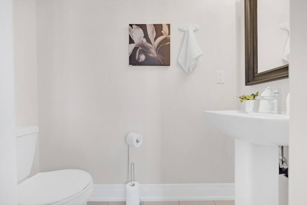 Apartment Designer Yorkdale 2br Townhouse, Private Patio, Parking Toronto