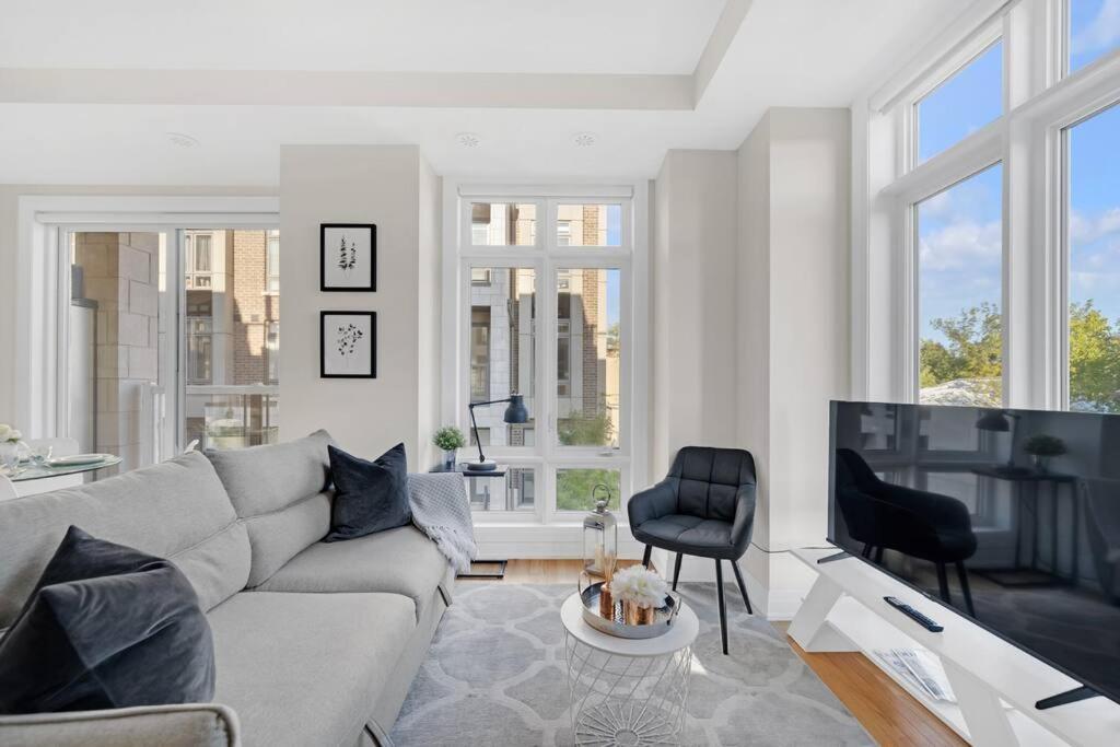 Apartment Designer Yorkdale 2br Townhouse, Private Patio, Parking