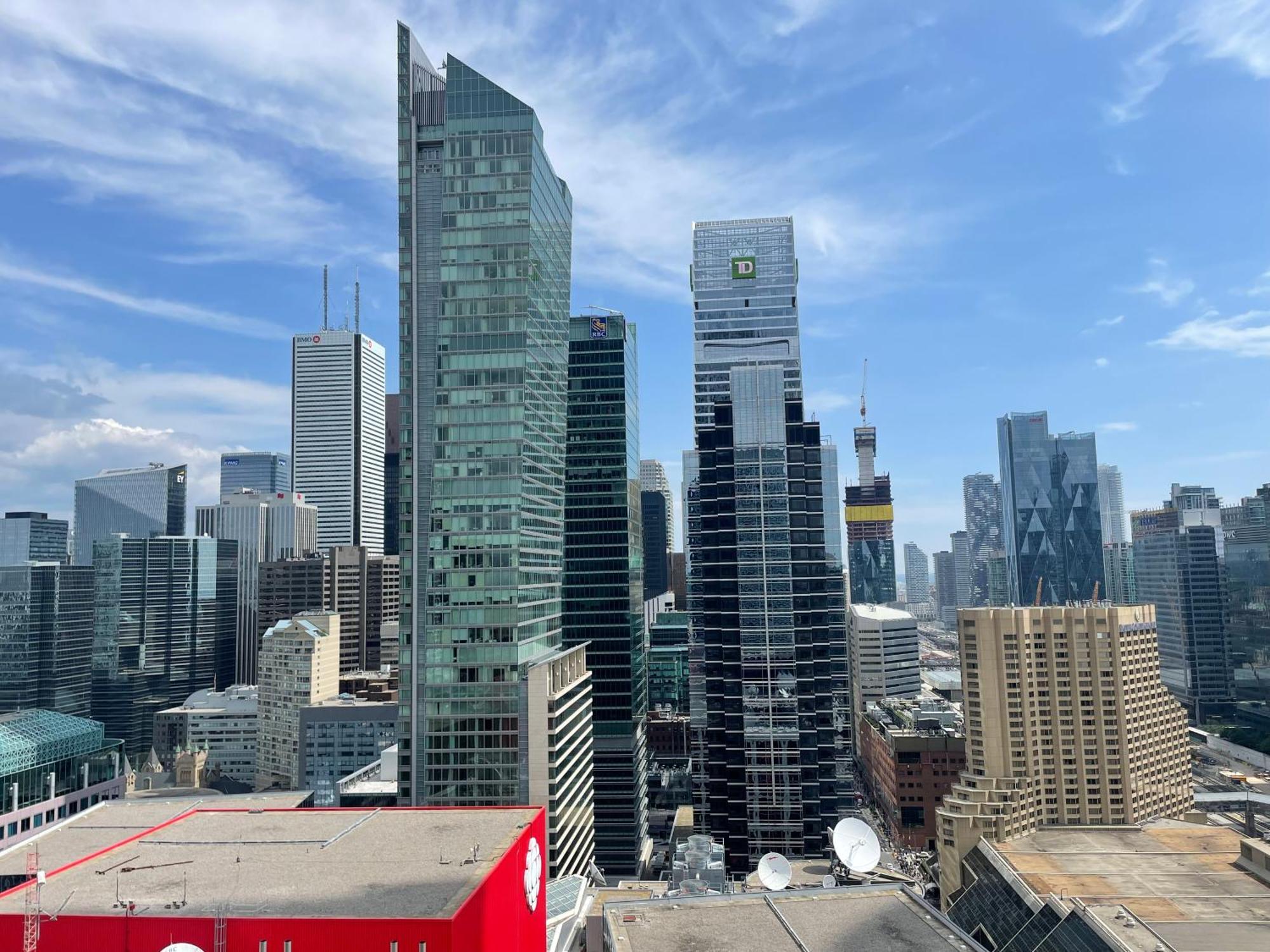 Downtown With Pool And Free Parking Apartment