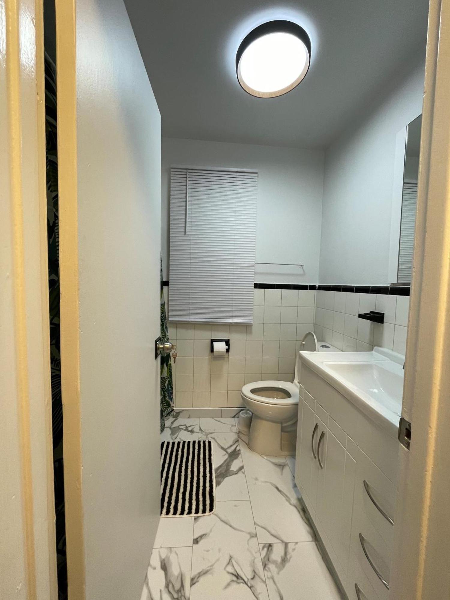 Guest house Full Bed In A - Midtown Toronto