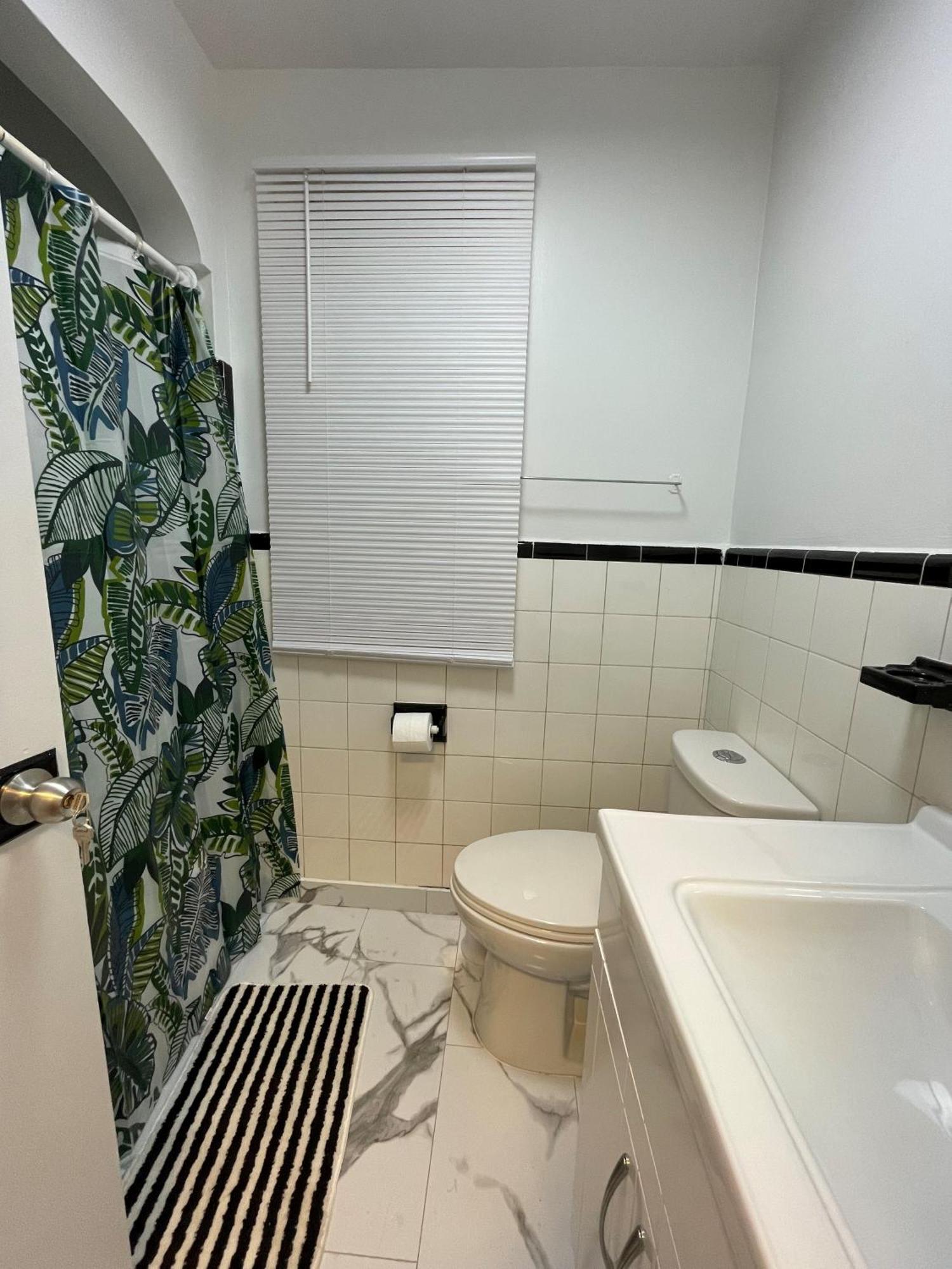 Full Bed In A - Midtown * Toronto