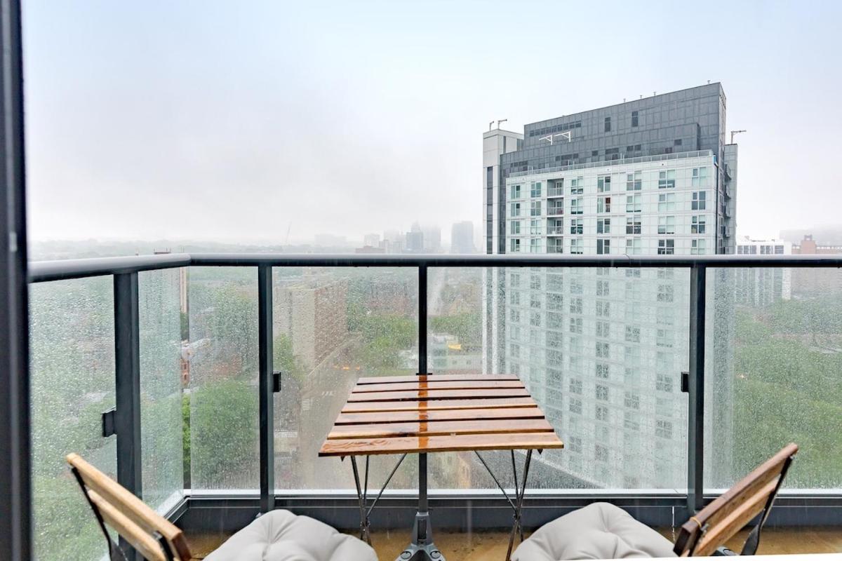 Spacious W View Steps From Eatons & Tmu * Toronto