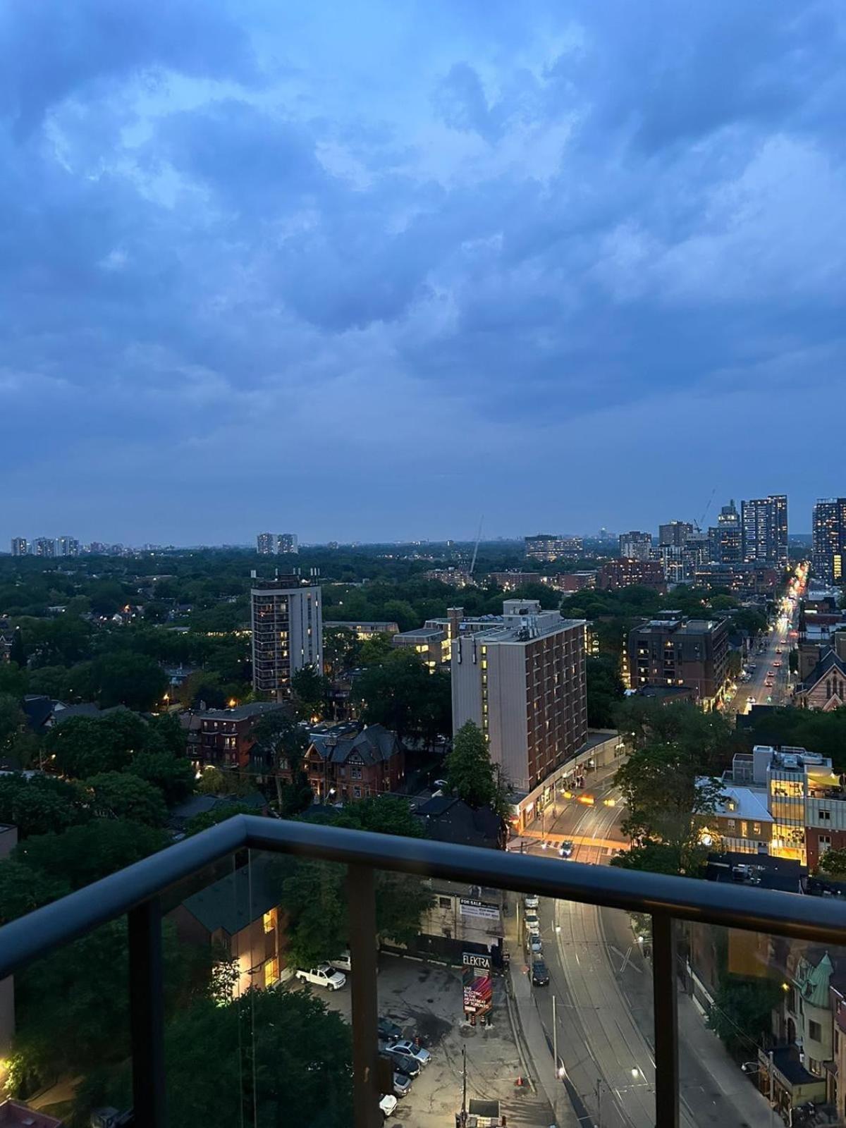 Spacious W View Steps From Eatons & Tmu *