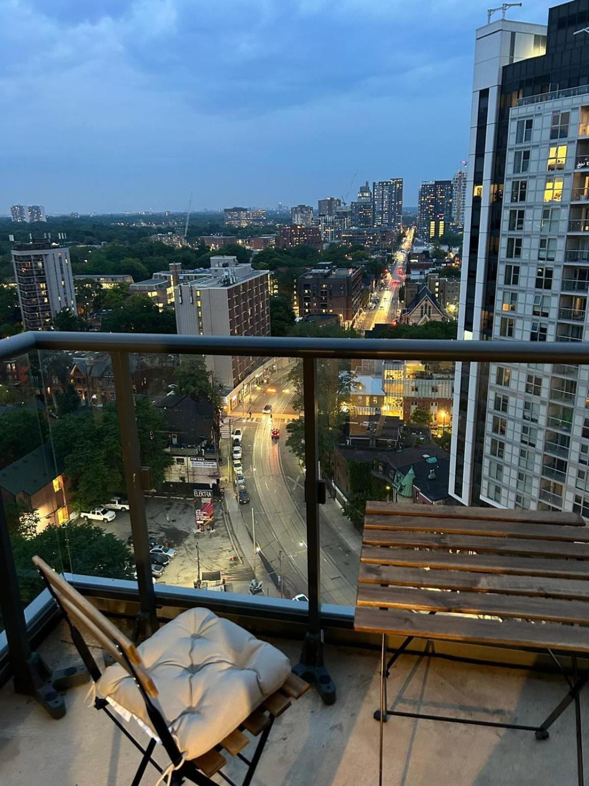 Spacious W View Steps From Eatons & Tmu Apartment *