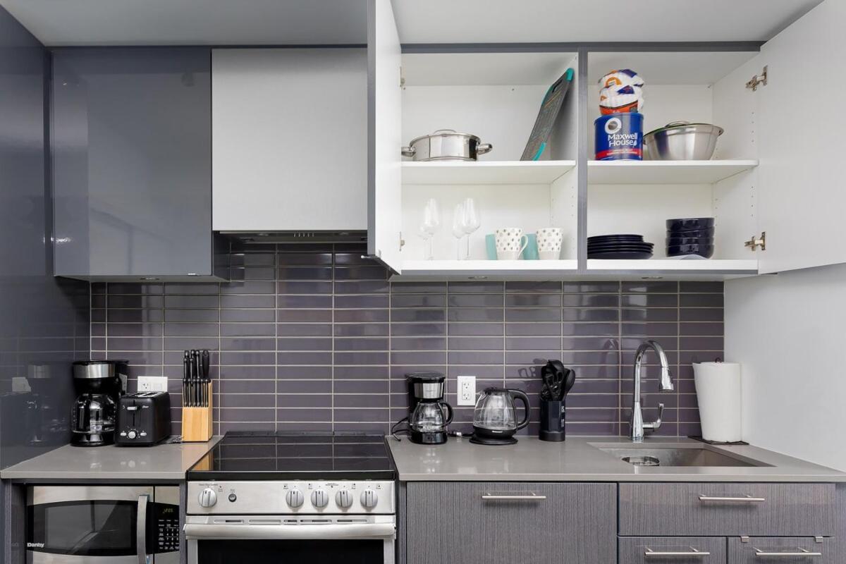 Spacious W View Steps From Eatons & Tmu