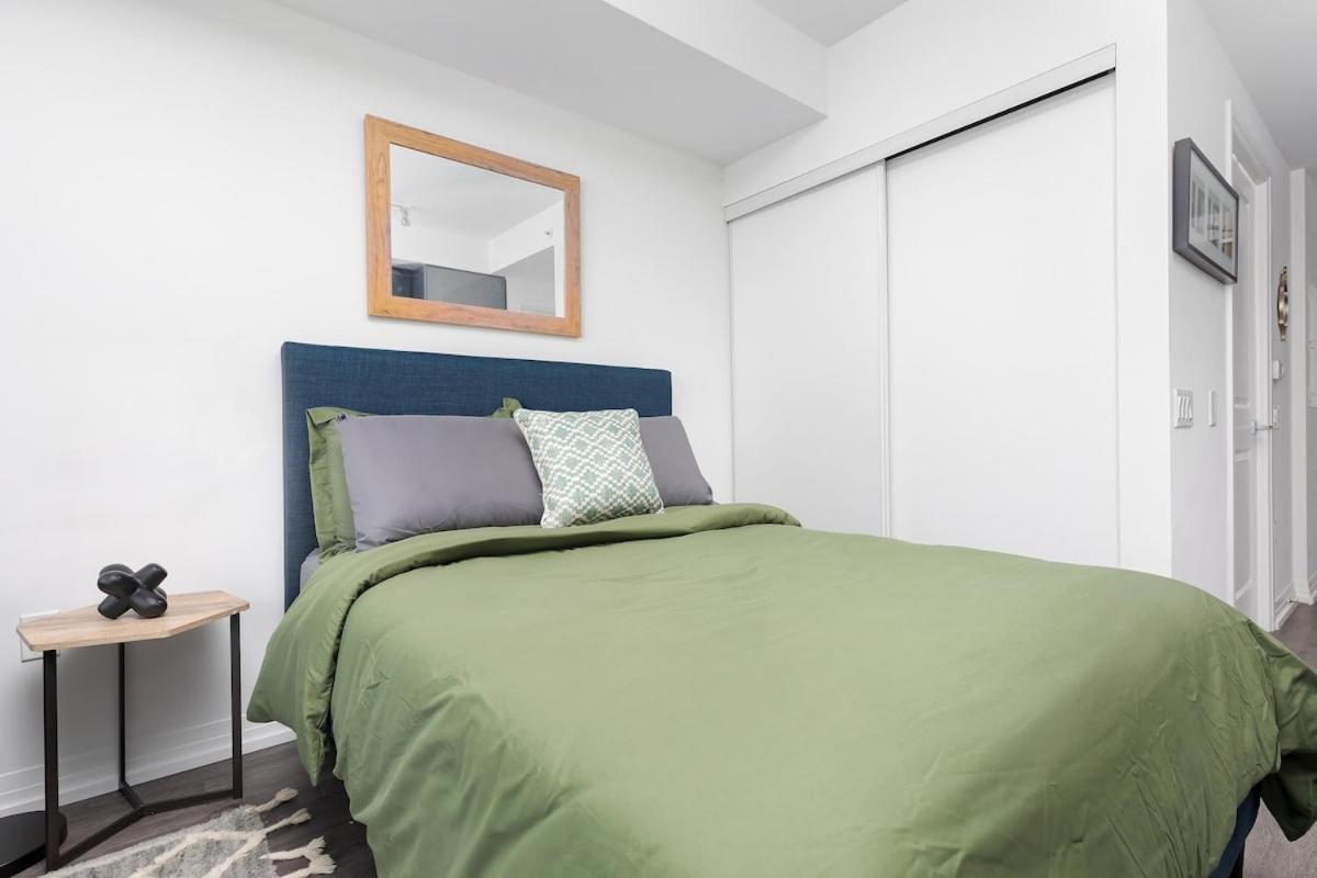 Spacious W View Steps From Eatons & Tmu Toronto