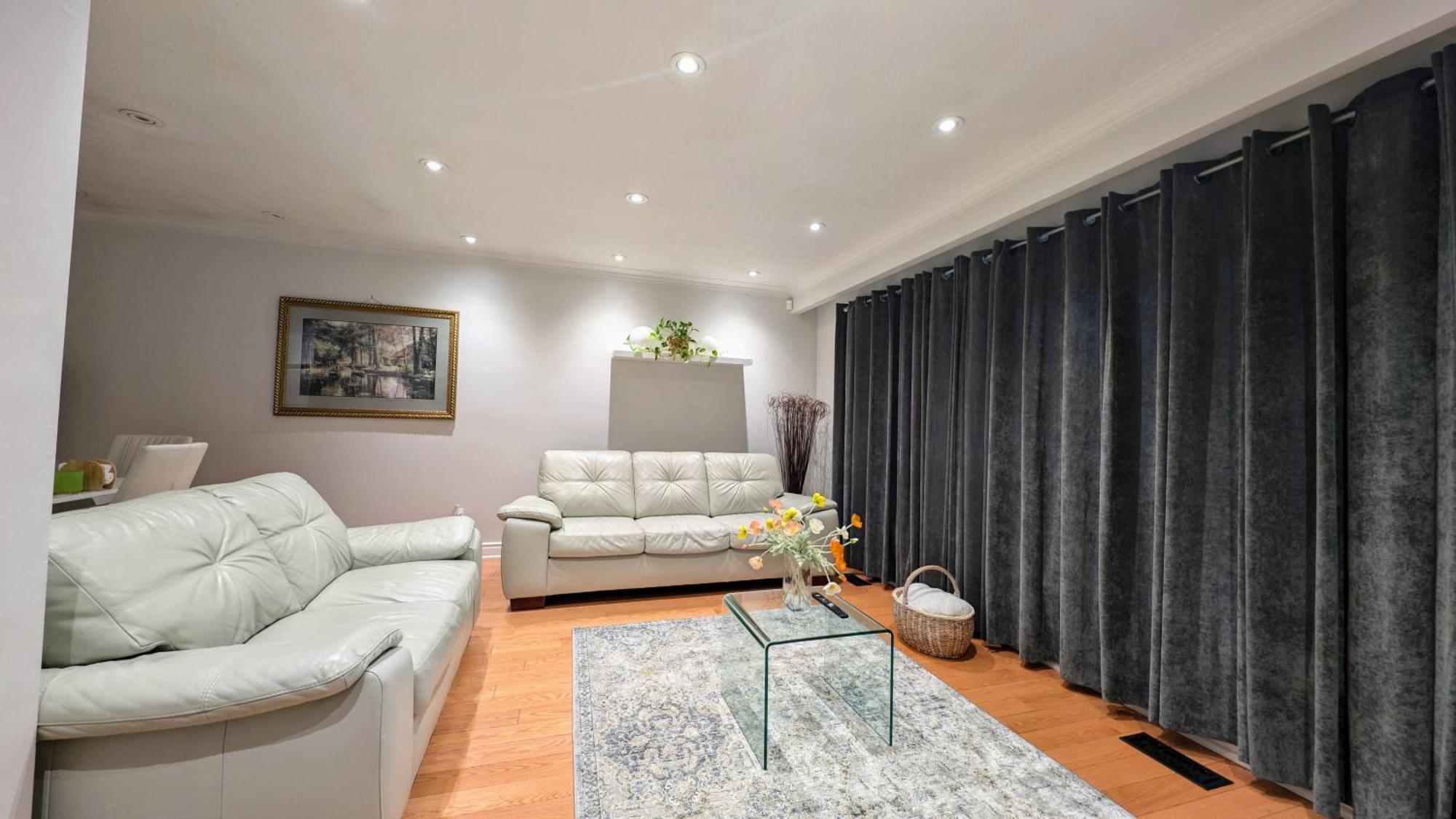 Bright Cozy In Scarborough, Toronto! Ferienhaus