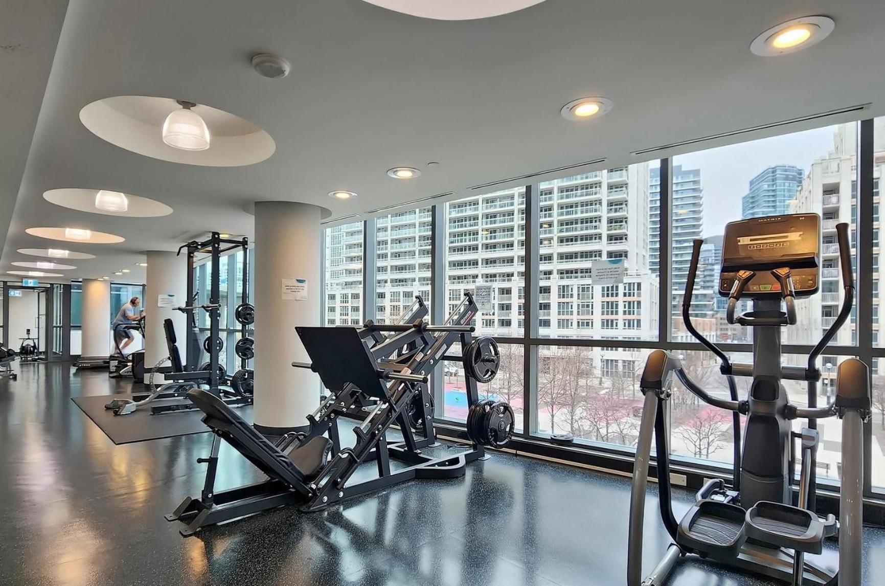2 Bedroom Waterfront Downtown W/ Free Parking Apartment