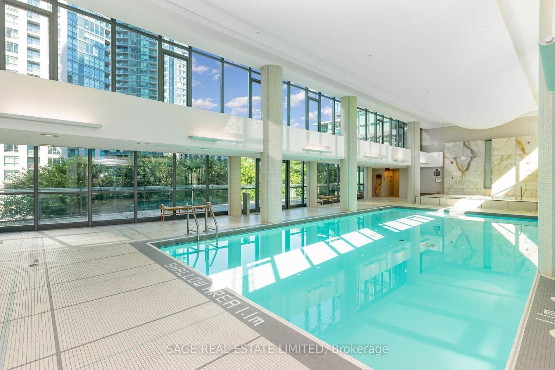 2 Bedroom Waterfront Downtown W/ Free Parking *