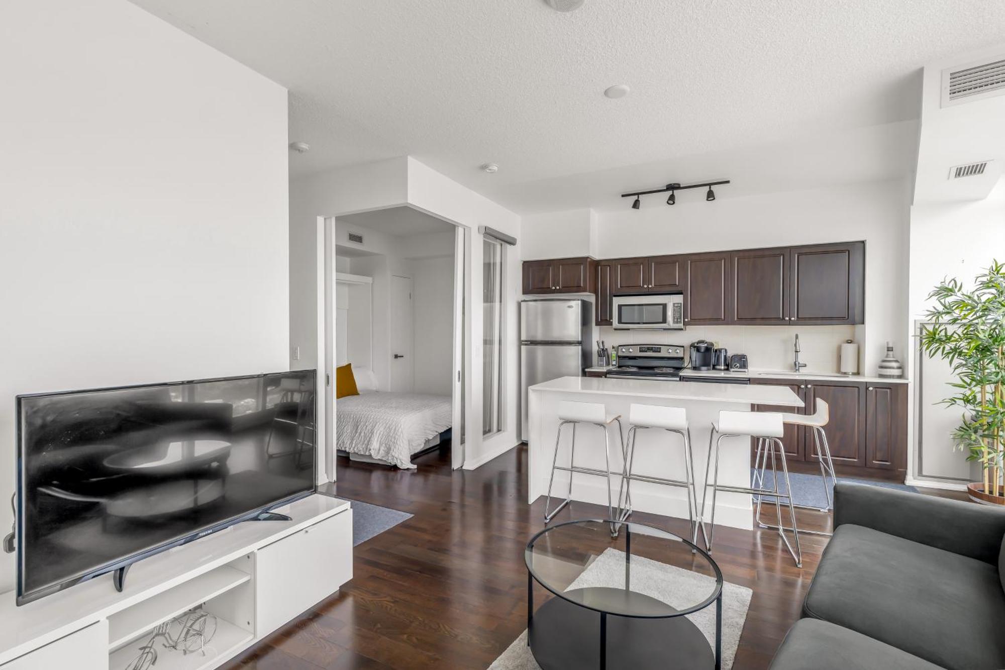 2 Bedroom Waterfront Downtown W/ Free Parking Toronto