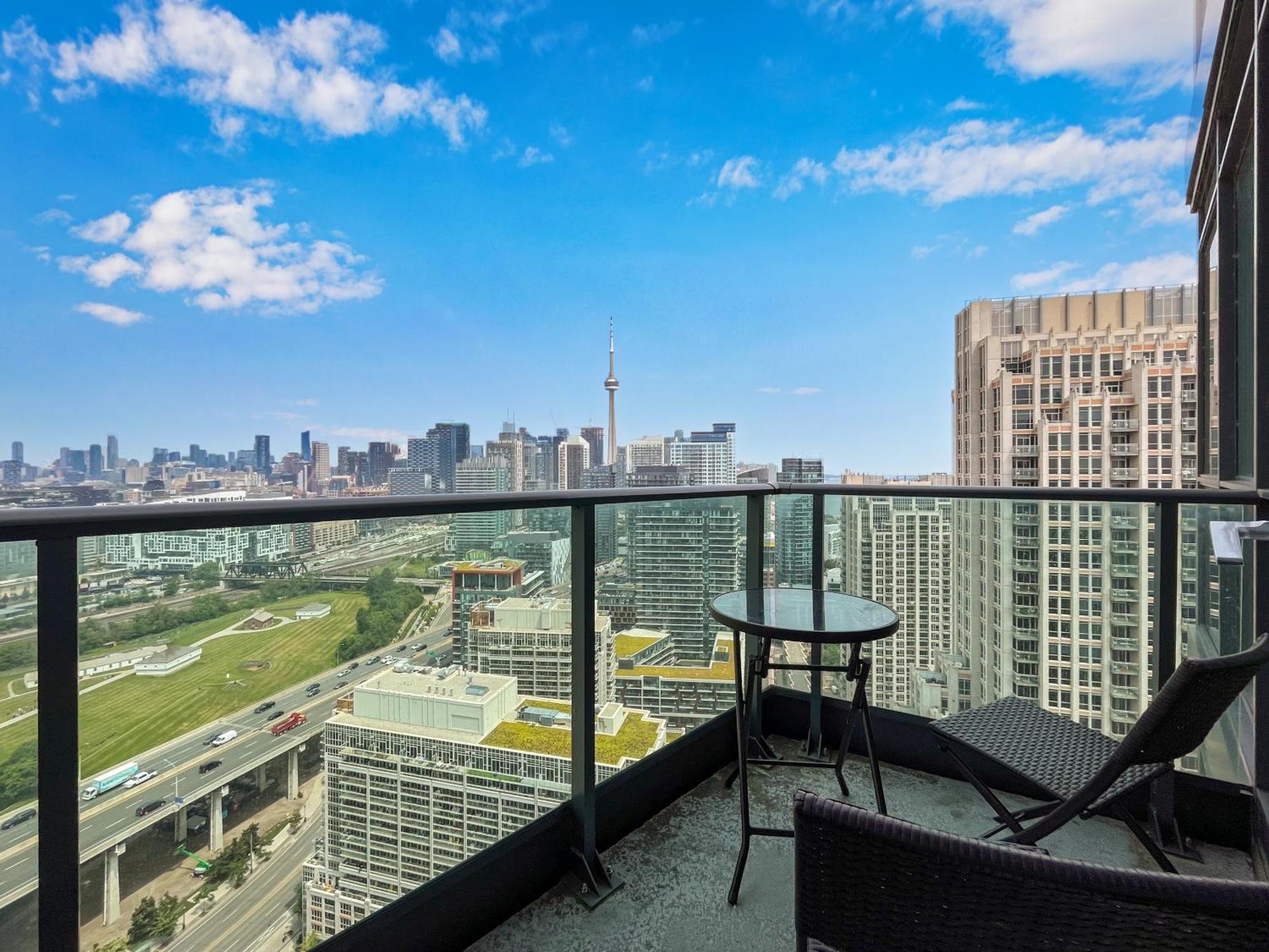 2 Bedroom Waterfront Downtown W/ Free Parking * Toronto