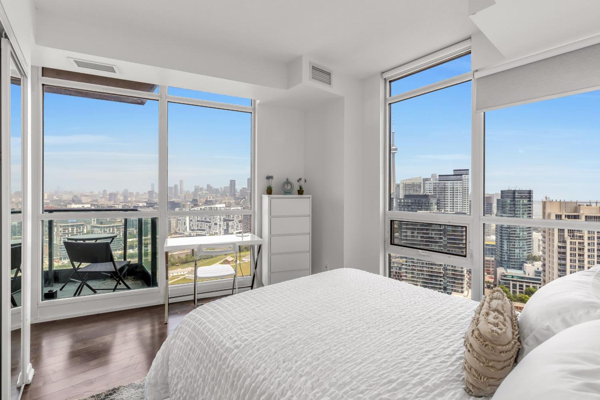 2 Bedroom Waterfront Downtown W/ Free Parking