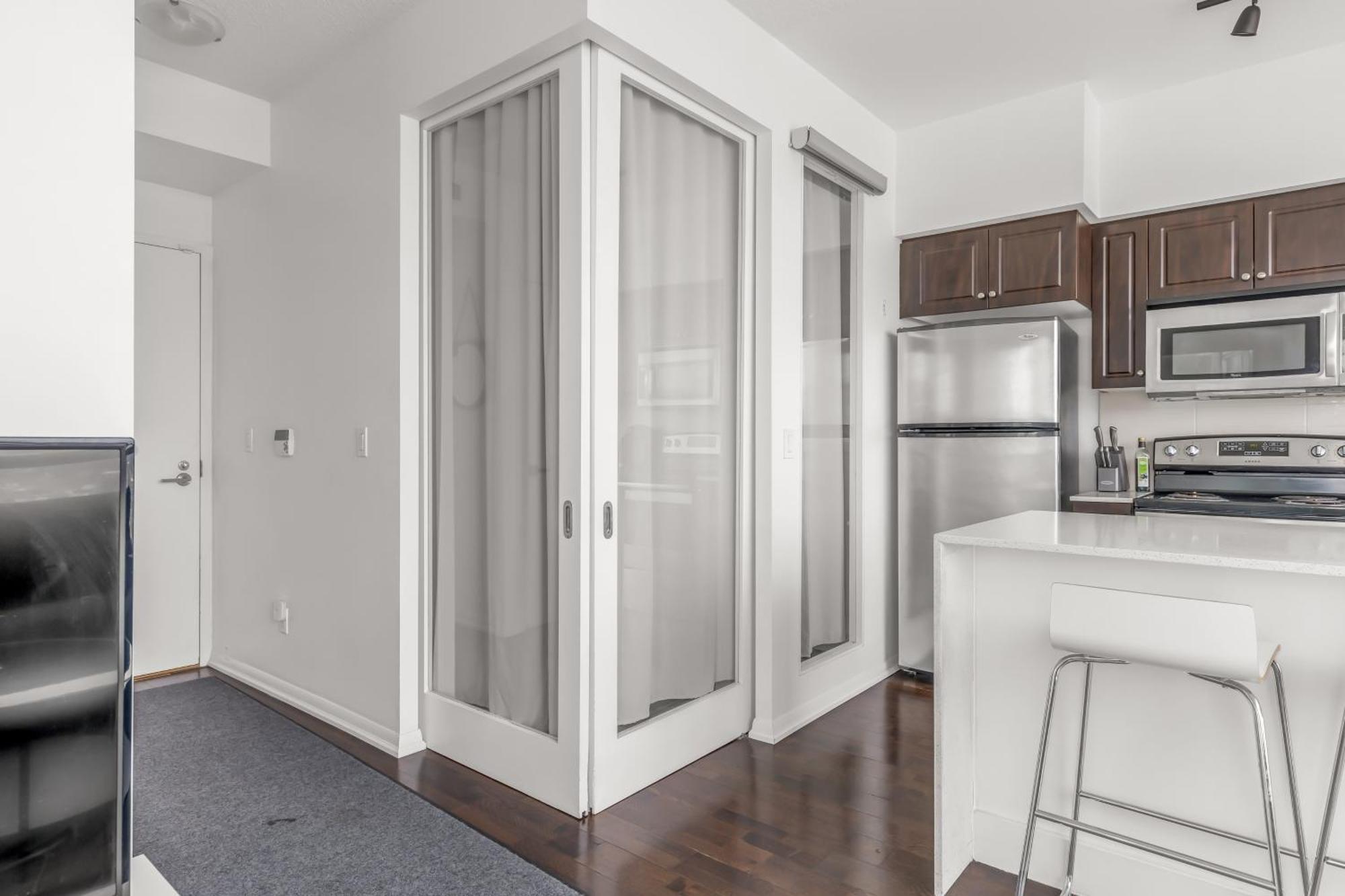 2 Bedroom Waterfront Downtown W/ Free Parking Apartment Toronto