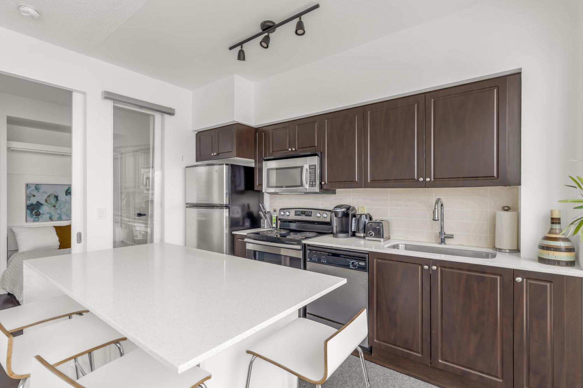 2 Bedroom Waterfront Downtown W/ Free Parking Toronto