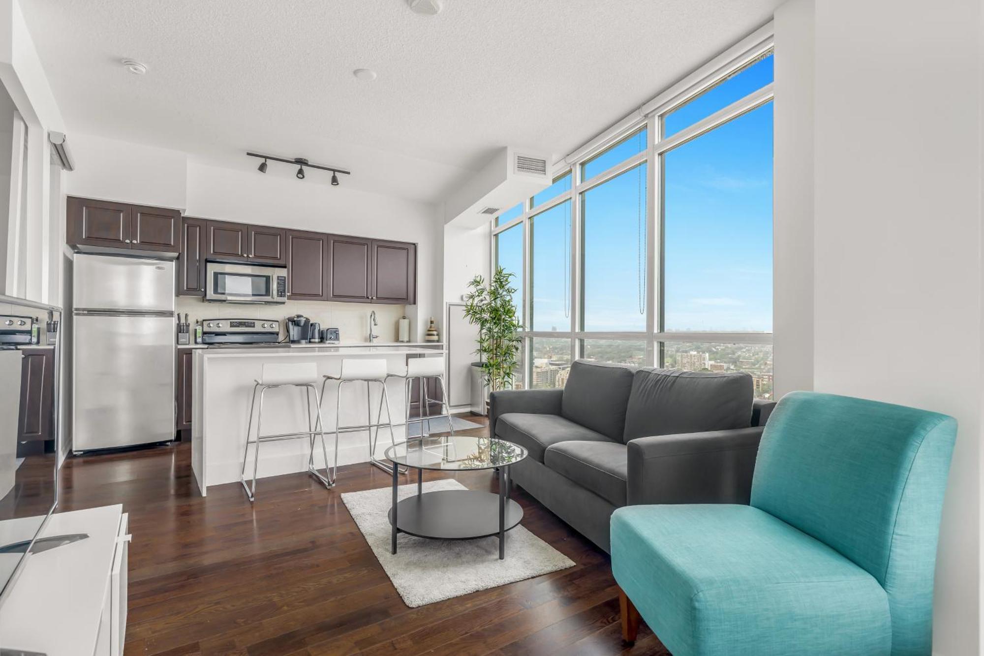 2 Bedroom Waterfront Downtown W/ Free Parking