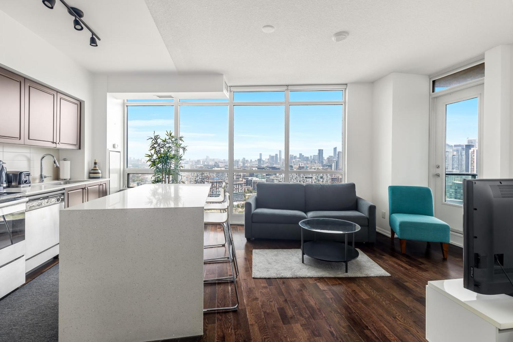 2 Bedroom Waterfront Downtown W/ Free Parking Apartment *