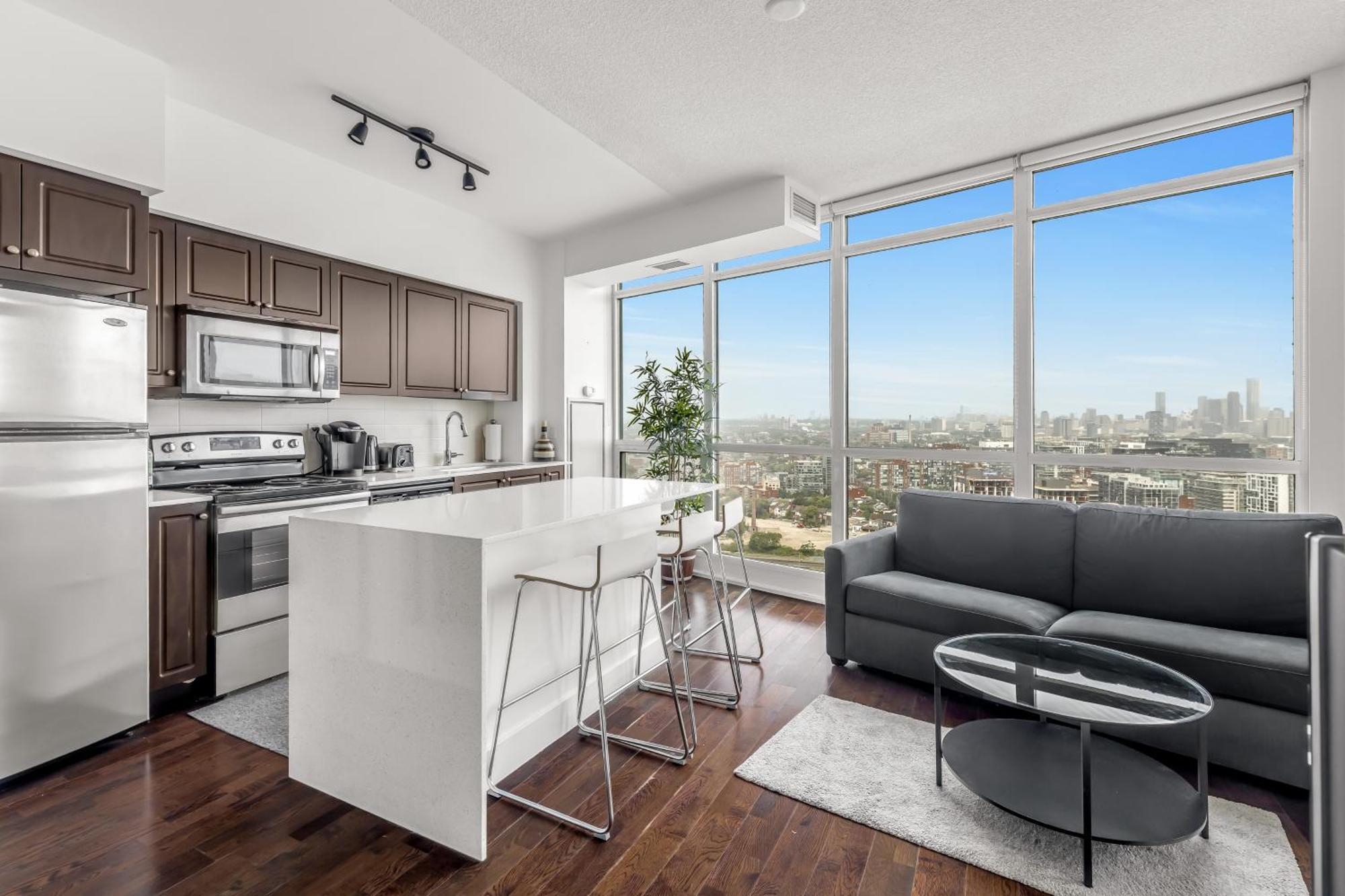 2 Bedroom Waterfront Downtown W/ Free Parking Apartment *