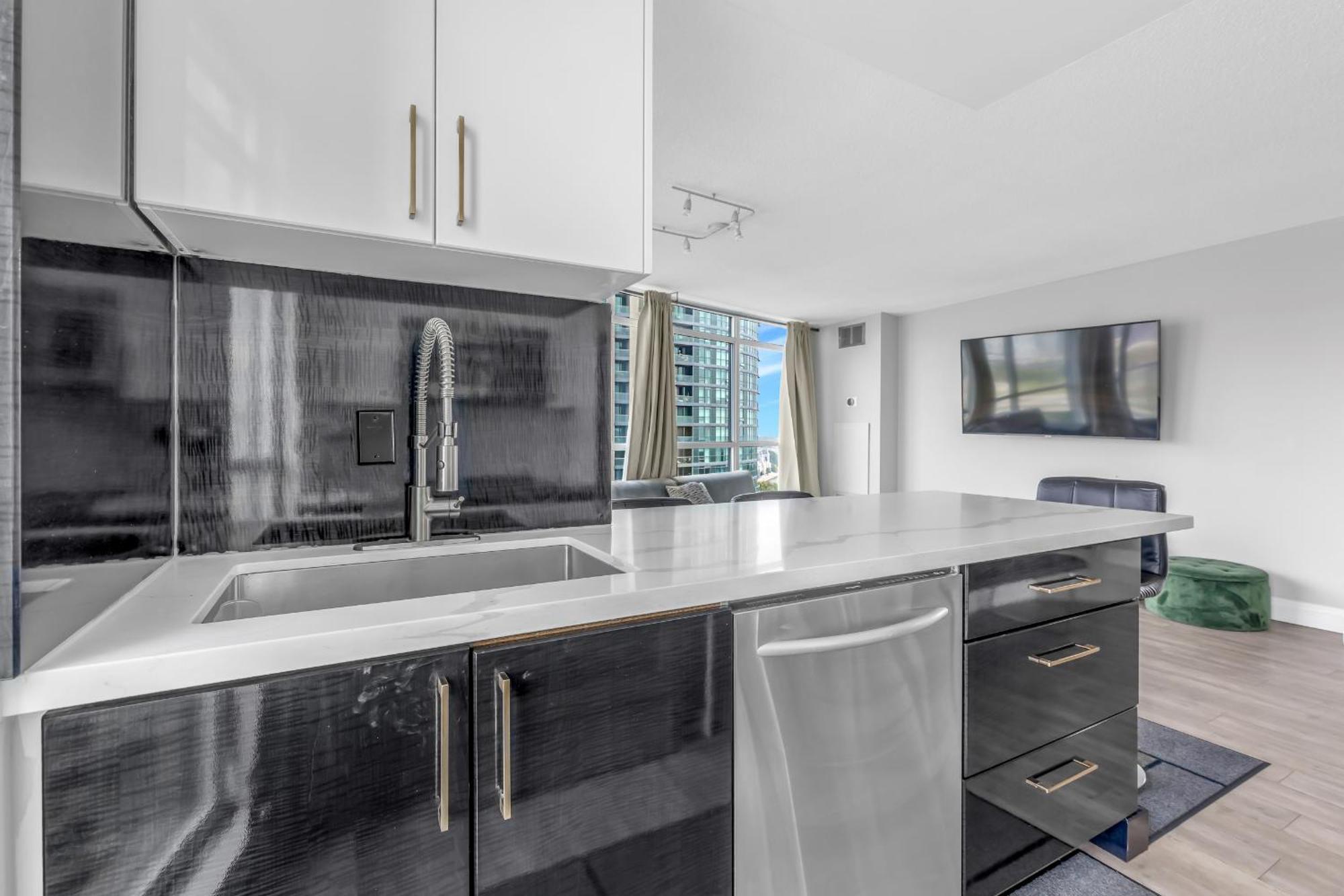 2 Bedroom Waterfront Downtown W/ Free Parking *