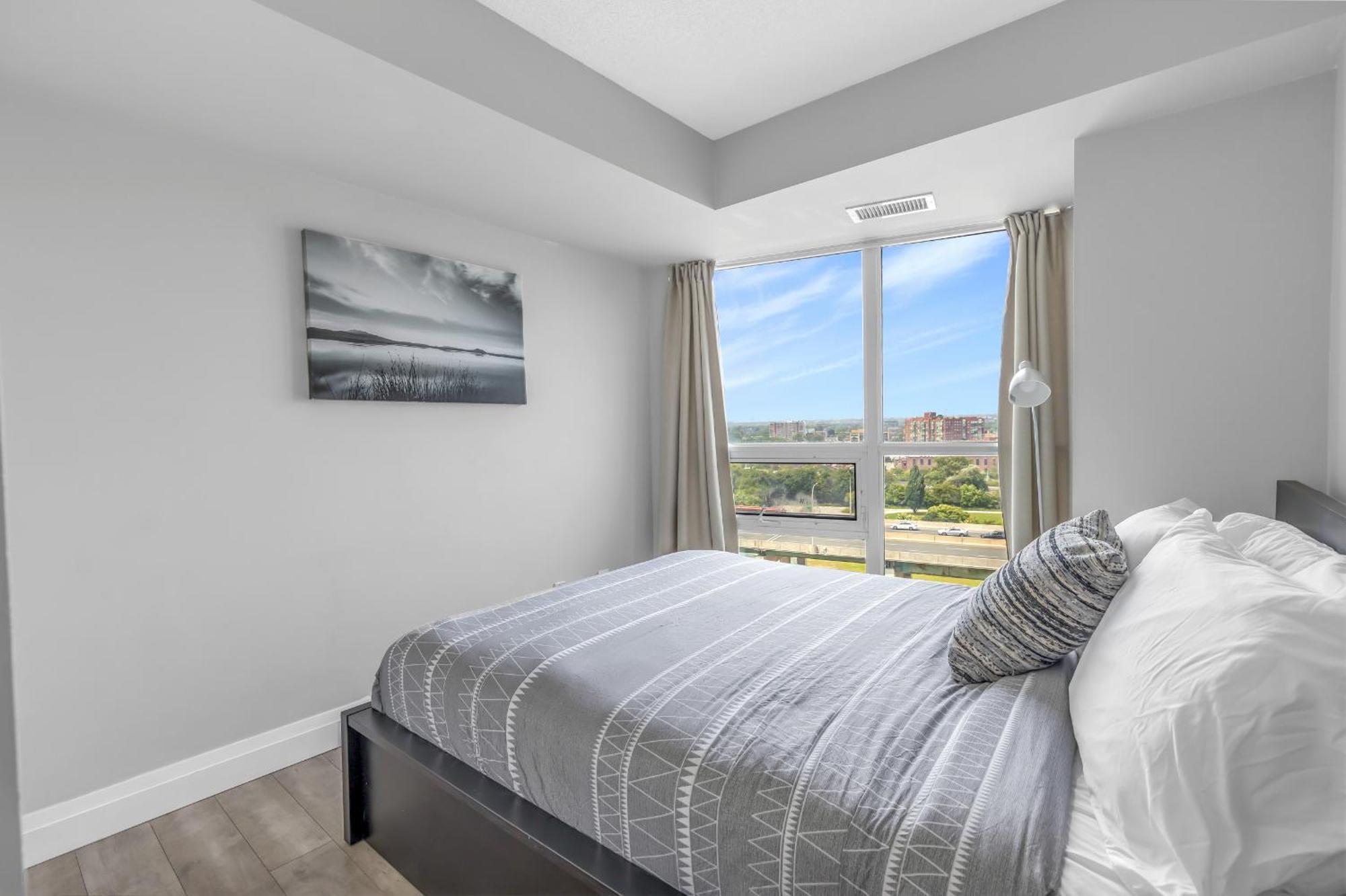 2 Bedroom Waterfront Downtown W/ Free Parking * Toronto