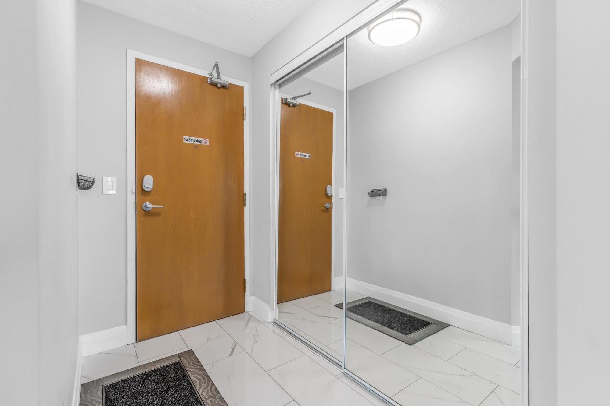 2 Bedroom Waterfront Downtown W/ Free Parking