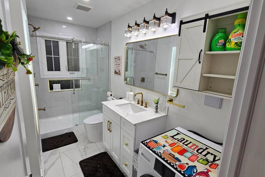 Ferienhaus Luxury Family House 3 Beds, 1 Bath, 5 Guest Toronto