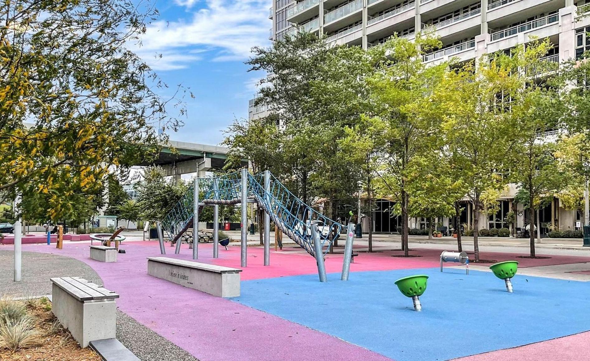 2 Bedroom Waterfront Downtown W/ Free Parking *