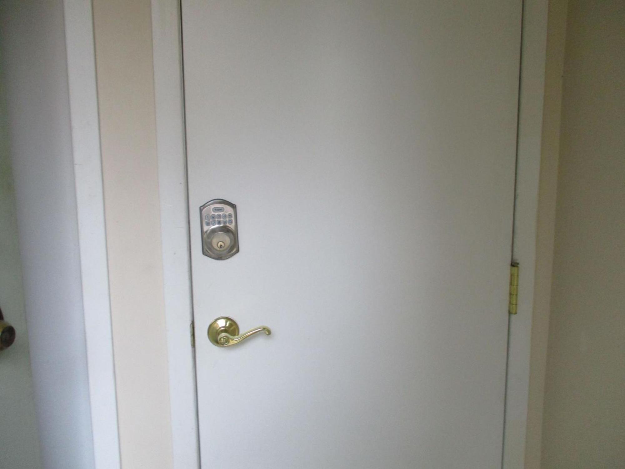 Apartment High Park Double With Exclusive Washroom Kitchen And Living