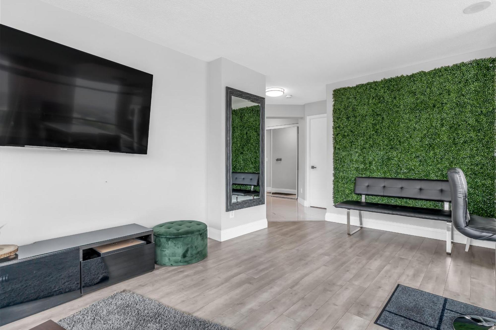 2 Bedroom Waterfront Downtown W/ Free Parking Apartment *