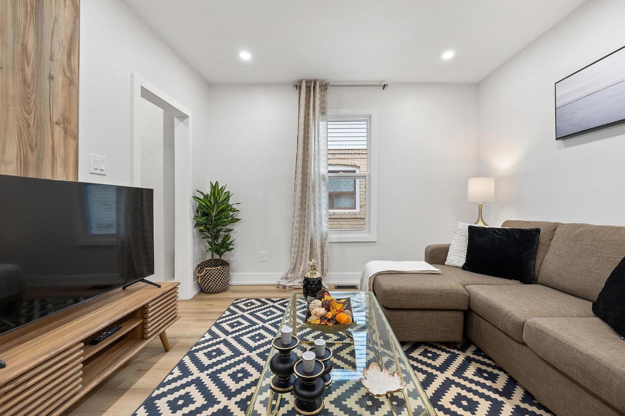 Apartment Private House With Parking & Steps To Subway Toronto