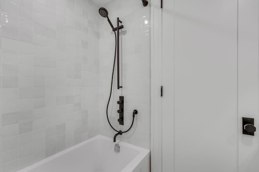 Beautiful Luxurious In Apartment Toronto