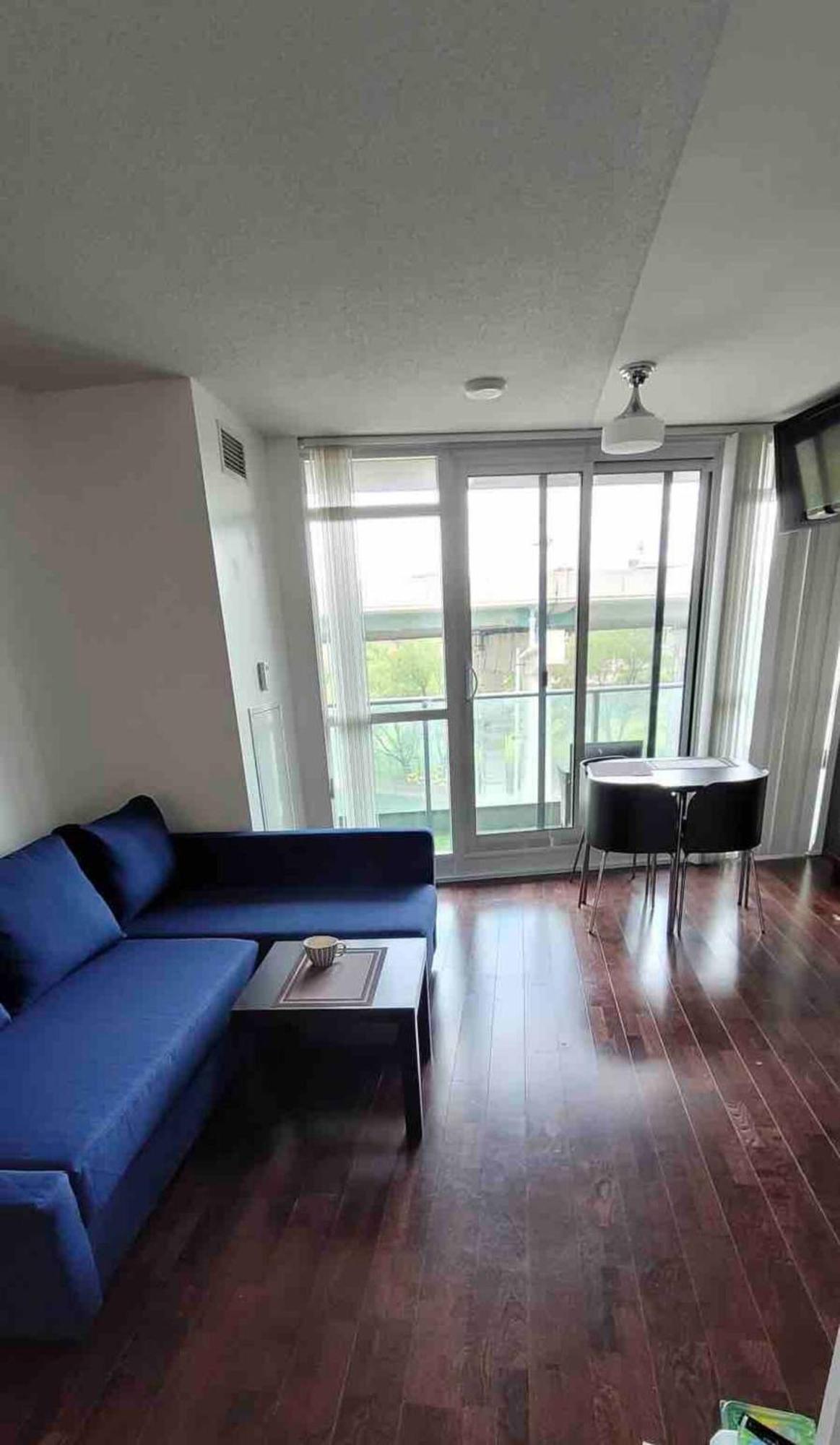 Luxury Downtown Condo With Cn Tower Views, Pool Access, Gym, Accommodates 4,Free Parking Upon Request At Booking * Toronto